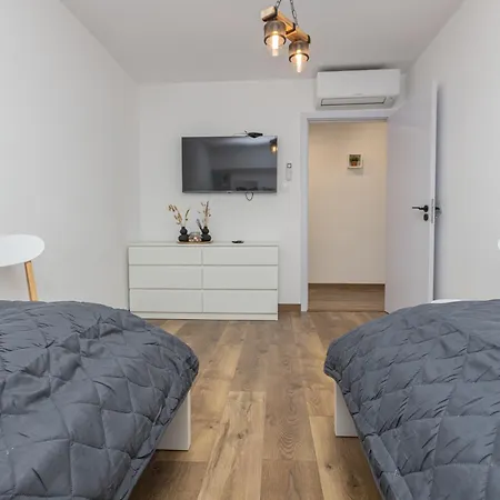 The House 2 Apartman